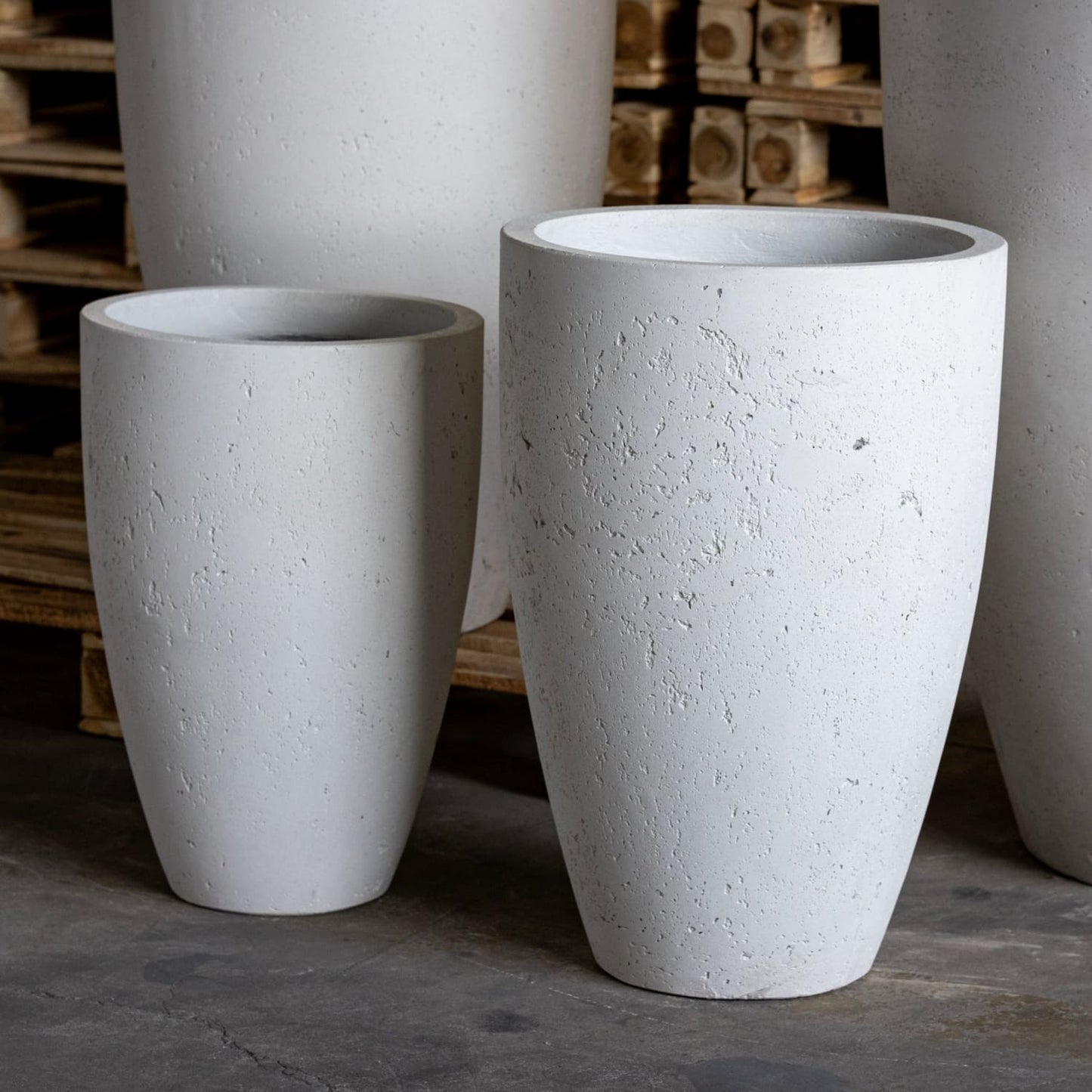 Vessara | White Mist – 40cm Large Tall Concrete Planter – 15L Round Plant Pot