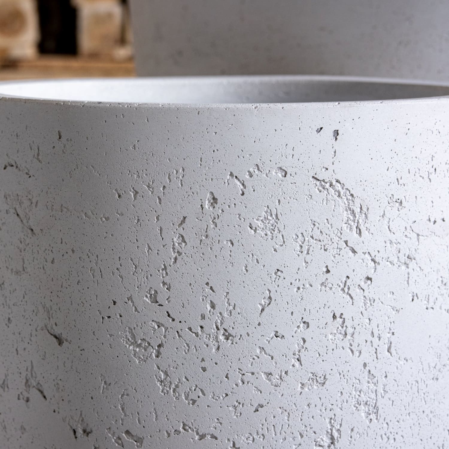 Vessara | White Mist – 40cm Large Tall Concrete Planter – 15L Round Plant Pot - White Bear Furnishings