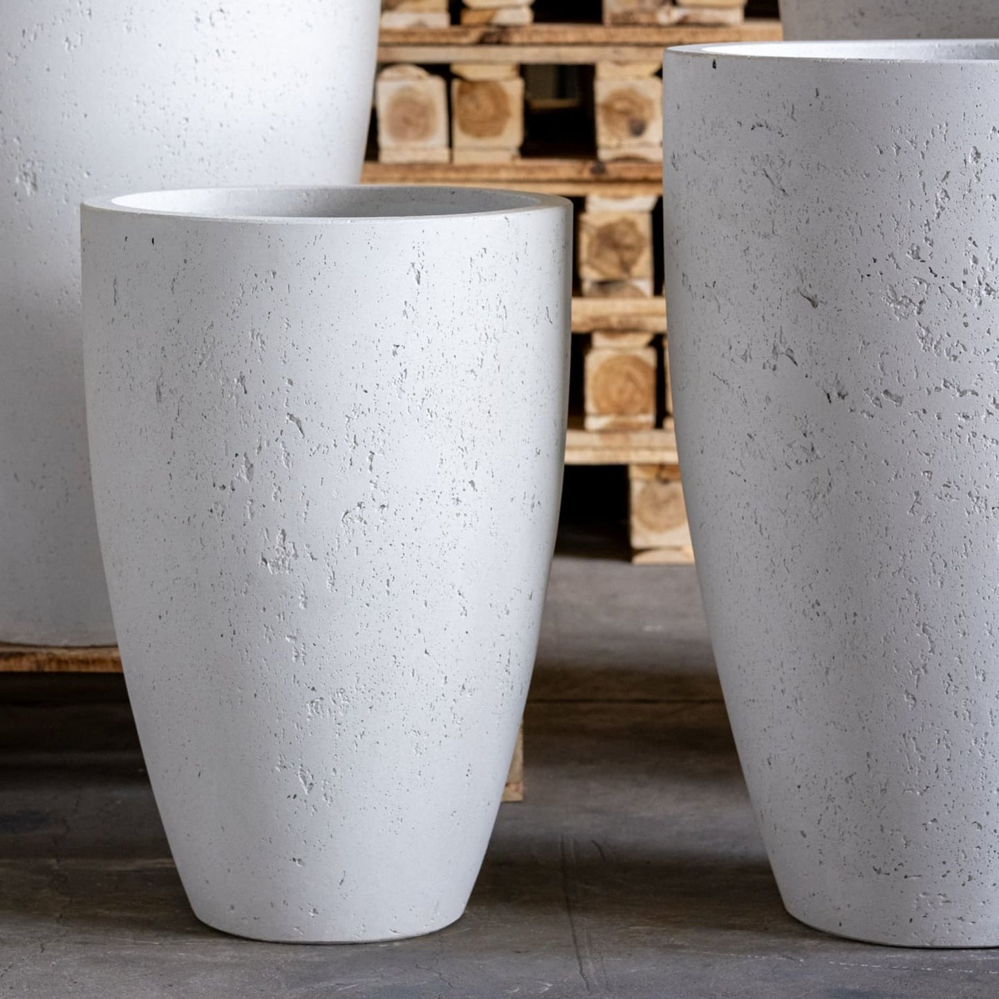 Vessara | White Mist – 40cm Large Tall Concrete Planter – 15L Round Plant Pot